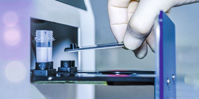 Abb. 1: Der Mikrofluidik-Chip wird in einer Schublade in das Testsystem eingebracht. Vor der optischen Auswertung sorgt eine miniaturisierte Fluidik im Inneren des Systems dafür, dass der Chip die notwendigen Reagenzien enthält.