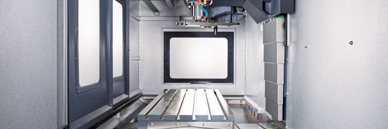 La zone de travail est spacieuse et lumineuse. On remarque ici les buses du système de nettoyage et d’évacuation des copeaux « surrounding coolant system ».