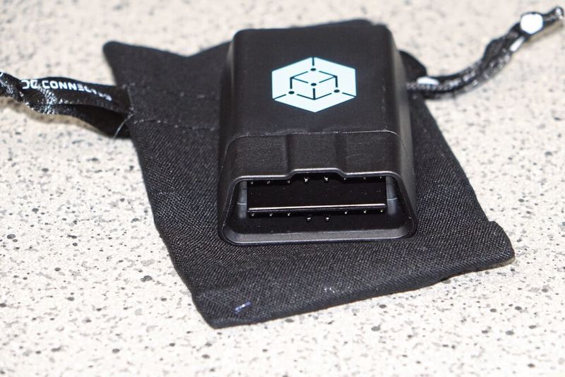 Klein, aber kann was: Der „DCoder“-Dongle kann künftig sämtliche Steuergeräte eines Fahrzeugs von unterwegs aus auslesen.