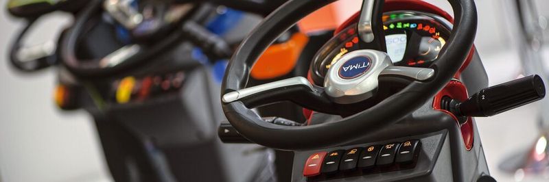 Seitenwindkompensation, Spurhaltefunktion oder Hands-on-Wheel-Detection greifen direkt in die Lenkung mobiler Arbeitsmaschinen ein. Sie unterstützen den Fahrer und entlasten ihn von Routinetätigkeiten.
