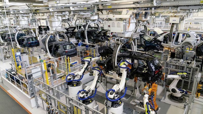 Mehr als 40 Milliarden Euro sollen laut EU-Kommission mobilisiert werden, um das Problem des Chipmangels zu beheben. Über die vergangenen Monate war vor allem die Produktion in der Automobilindustrie betroffen.