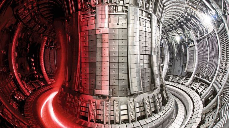 Kernfusionsreaktor: JET-Innenraum mit darübergelegter Plasmaaufnahme.