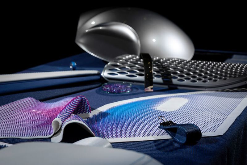 Leichte und vor allem nachhaltige Materialien würdigt der Altair Enlighten Award. Im Bild: eine Auswahl nachhaltiger Werkstoffe die Mercedes-Benz im Vision EQXX einsetzt; darunter ein biotechnoligisch erzeugtes seidenähnliches Gewebe.