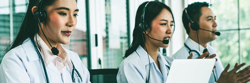 Ärzte in einer telemedizinischen Zentrale sollen Rettungskräfte bei ihrer Arbeit durch Expertisen unterstützen