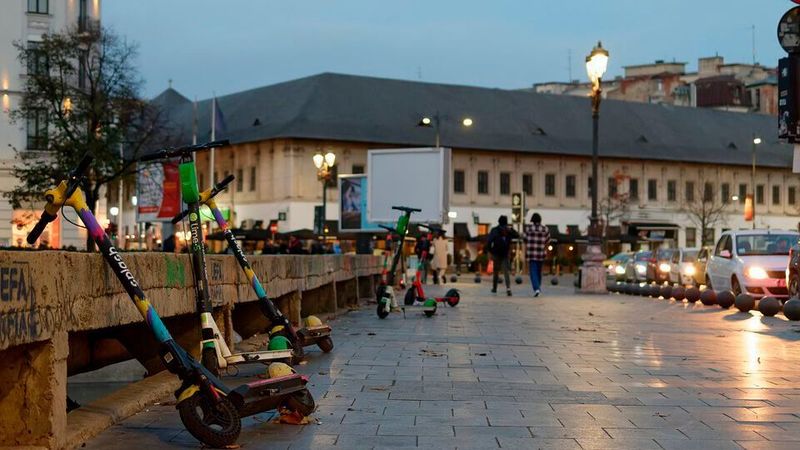 Laut dem Statistischen Bundesamt gab es 2020 bundesweit 2.155 E-Scooter-Unfälle mit Personenschaden. Verletzt wurden am häufigsten Kopf, Halswirbelsäule und obere Extremitäten.