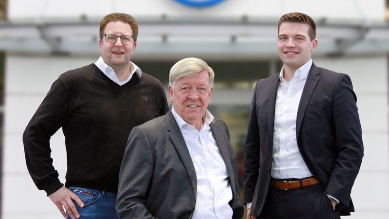 Matthias (li.) und Simon Vatterott (re.) bilden künftig die Geschäftsführung des Autohauses Vatterott. Michael Vatterott (Mitte) wechselt nach über 40 Jahren in den Ruhestand.
