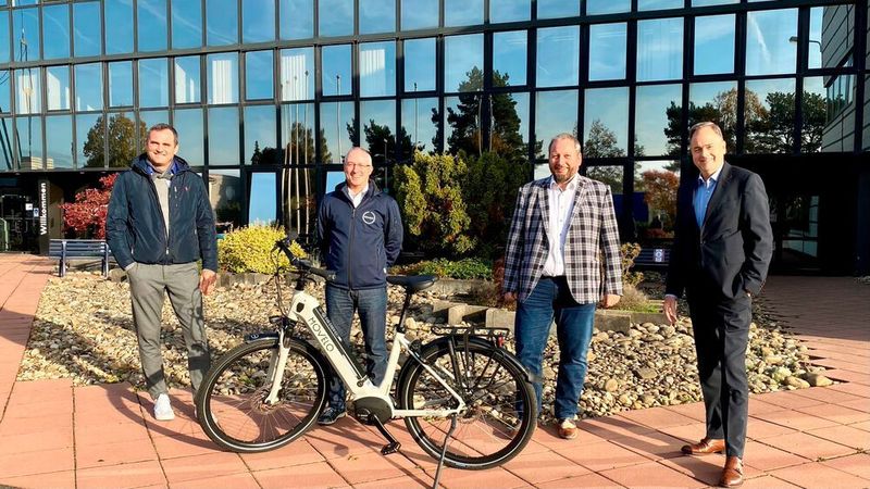Partner in E-Bikes: (v. l.) Niclas Schubert und Herbert Ottenschläger von Movelo sowie Michael Machbert und Thomas Rath von OTLG.