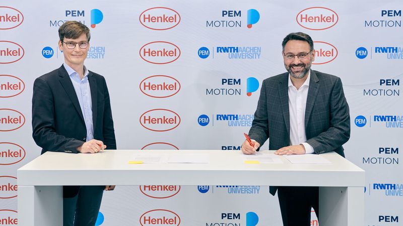 Die Kooperationsvereinbarung wurde am 4. Februar im Inspiration Center von Henkel in Düsseldorf von Professor Achim Kampker, Lehrstuhlinhaber und Partner bei PEM (links), und George Kazantzis, Corporate Vice President Adhesive Technologies, Automotive Components, Henkel (rechts), unterzeichnet.