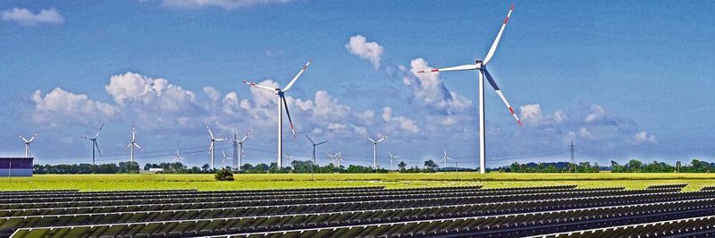Solarenergie, Windstrom, Biogas-Anlagen: Vor allem in den ostdeutschen Bundesländern soll ein flächendeckender Ausbau alternativer Stromerzeuger Deutschland weniger abhängig von Kohle, Öl oder Erdgas machen. Doch welche Ziele wurden gesteckt, und wie weit sind sie schon gediehen?