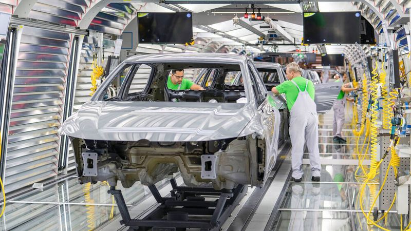 Alle Hersteller seien weiter von Lieferengpässen bei Vorprodukten betroffen.