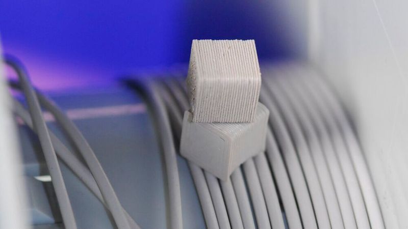 Der kupferdotierte Photokatalysator kann nicht nur in PU-Lacksysteme dispergiert, sondern auch in thermoplastische Polymere kompoundiert werden. So lassen sich Filamente mit antimikrobiellen Eigenschaften für den 3D-Druck herstellen.