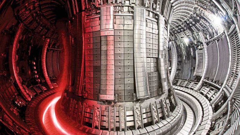 Kernfusionsreaktor: JET-Innenraum mit darübergelegter Plasmaaufnahme.