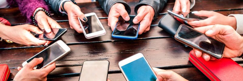 97,6 Prozent der deutschen Haushalte besaßen 2021 mindestens ein Mobiltelefon.