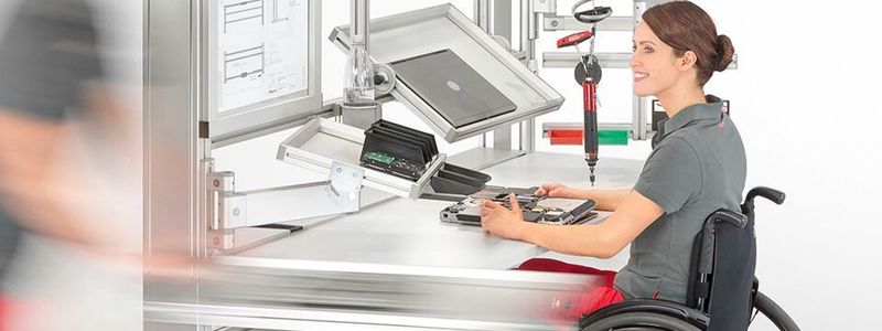 Durch barrierefreie Arbeitsplätze in der manuellen Produktion eröffnen Unternehmen Menschen mit Behinderung neue Chancen