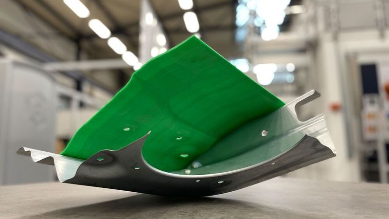 Der neue Schweißprozess macht auch die großflächige Anbindungen von Kunststoff an Metall möglich, wie ein Türdemonstrator der Volkswagen AG zeigt.