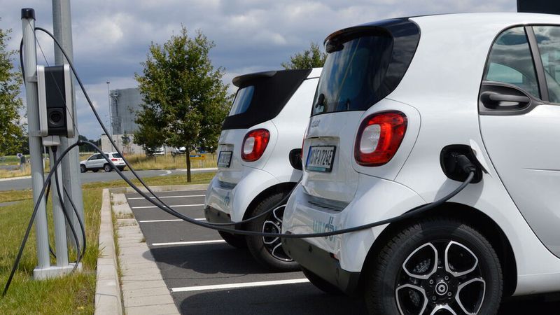 Händler sehen noch erhebliche Hürden bei der Professionalisierung des Gebrauchtwagengeschäfts rund um E-Autos. Das zeigt eine aktuelle Befragung von »kfz-betrieb« und den Marktforschern von Concertare.
