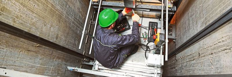 Bei der Wartung eines Schachtaufzugs steht Sicherheit an erster Stelle: Die Sicherheitssteuerungen AC500-S von ABB repräsentieren hierbei den neuesten Stand der Technik in der funktionalen Sicherheit.