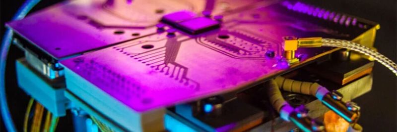 Universal Quantum arbeitet mit Ionenfallen: Anstelle einer komplexen laserbasierten Technologie werden Quanteninformationen durch Anlegen von Spannungen an einen Mikrochip analog zu einem klassischen Transistor unter Nutzung von ultraschnellen elektrische Feldverbindungen verarbeitet.