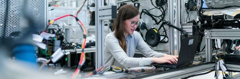 Obwohl viele Unternehmen schon voll auf Automatisierung setzen, fehlt oft der Schritt zur intelligenten Fertigung. Aber nur so kann eine Fertigung ohne menschliches Zutun auf unvorhergesehene Ereignisse reagieren.