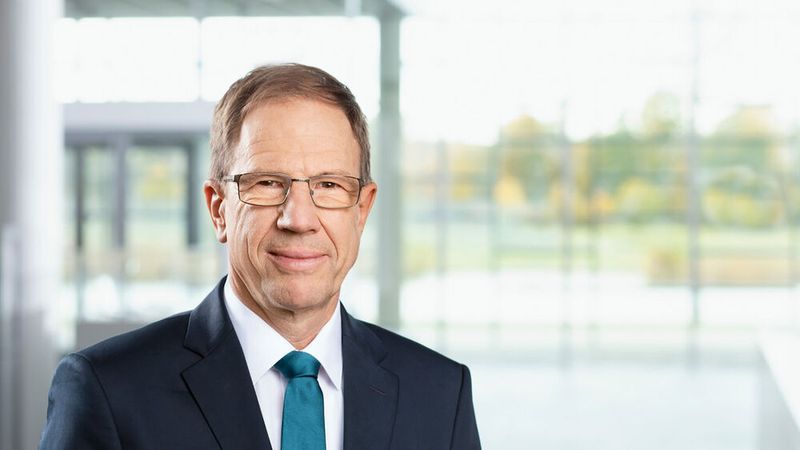 Der Lotse geht von Bord: In den zehn Jahren an der Spitze hat Dr. Reinhard Ploss Infineon zum weltweiten Marktführer für Leistungshalbleiter aufgebaut. Nachfolger Jochen Hanebeck übernimmt ein sehr gut aufgestelltes, prosperierendes Unternehmen.