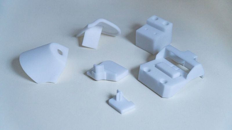 Knaus Tabbert nutzt den 3D-Druck für die Herstellung von Prototypen und Serienkomponenten. Mit der Plug and Play-Maschine S1 können anschließend sowohl Entpulverungs- als auch Oberflächenfinishprozesse automatisiert erfolgen.