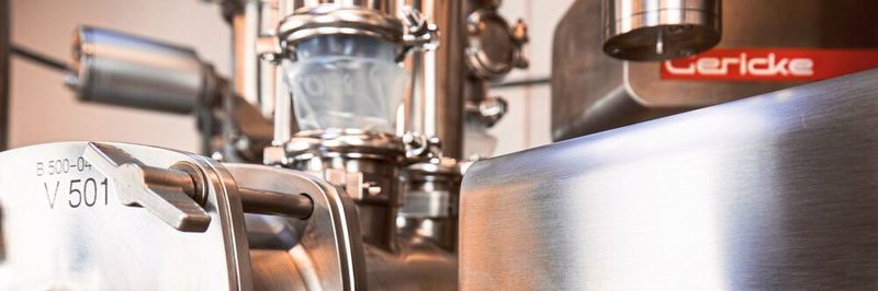 Für hochvolumige Produkte kann eine neue Variante des Gericke Formulation Skid Conti GFS-C eingesetzt werden. Dabei handelt es sich um ein traditionelles kontinuierliches Beschickungs- und Mischverfahren, das sich für hohe Durchsatzleistungen bis zu 500 kg/h und sogar für die Versorgung mehrerer Tablettier- oder Kapselabfüllanlagen mit einer einzigen Mischeinheit eignet.