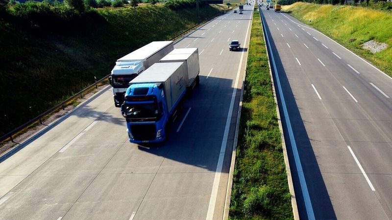 Lkw sind im Güterverkehr oftmals nicht durch Zug oder Schiff zu ersetzen.