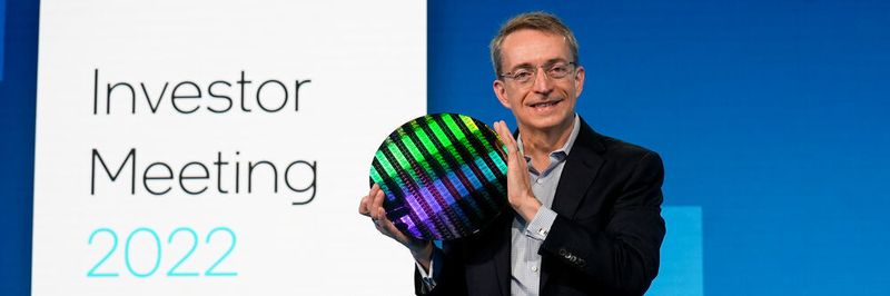 Vor der Eröffnung des Investor Meeting 2022 in San Francisco: Intel-CEO Pat Gelsinger mit einem Test-Wafer für den Intel-18A-Prozess, mit dem ab der zweiten Häfte 2024 produziert werden soll.