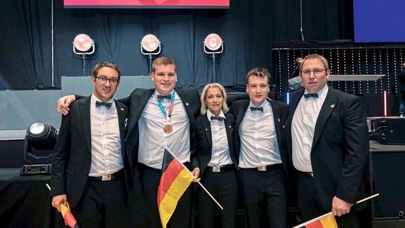 Mit dem deutschen Kfz-Team bei den Euroskills 2021: (von links) Thomas Holzmann, Clemens Böhm, Andrea Zeus, Tobias Zander und Jörg Stotz.