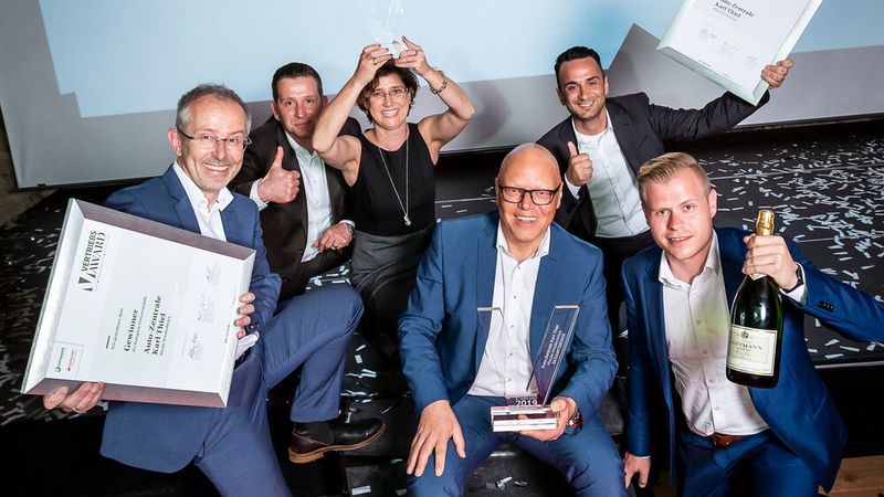 Beim neuen Automotive Business Award in der Kategorie „Vertrieb“ punkten: Wer als Händler wie hier die Thiel-Gruppe (beim ehemaligen Vertriebs Awards 2019) für seine besondere Vertriebsstrategie honoriert werden will, sollte sich jetzt bewerben. Die Auszeichnung nehmen Kunden, Mitarbeiter und Herstellermarken wahr.