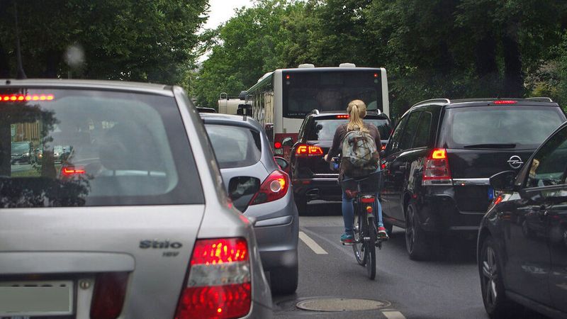 Der Weg zur Arbeit wird aufgrund steigender Energiepreise teurer.
