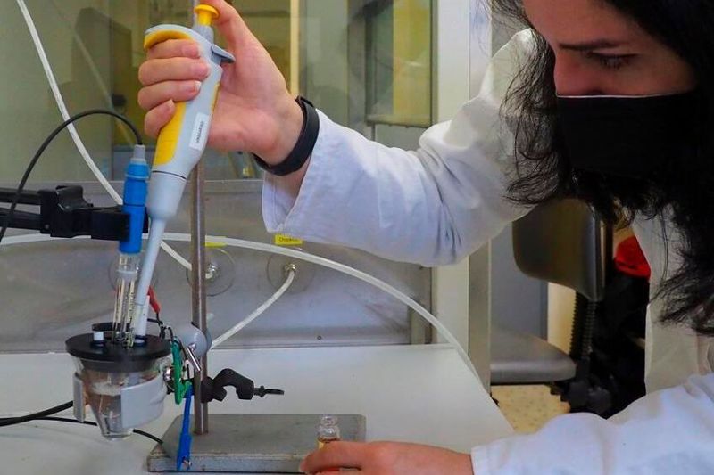 Wird die Elektrode mit dem neuartigen Sensormaterial in eine Glukoselösung getaucht, diffundierten die Zuckermoleküle in den porösen beschichteten Schwamm und geben an dessen Oberfläche Elektronen ab.