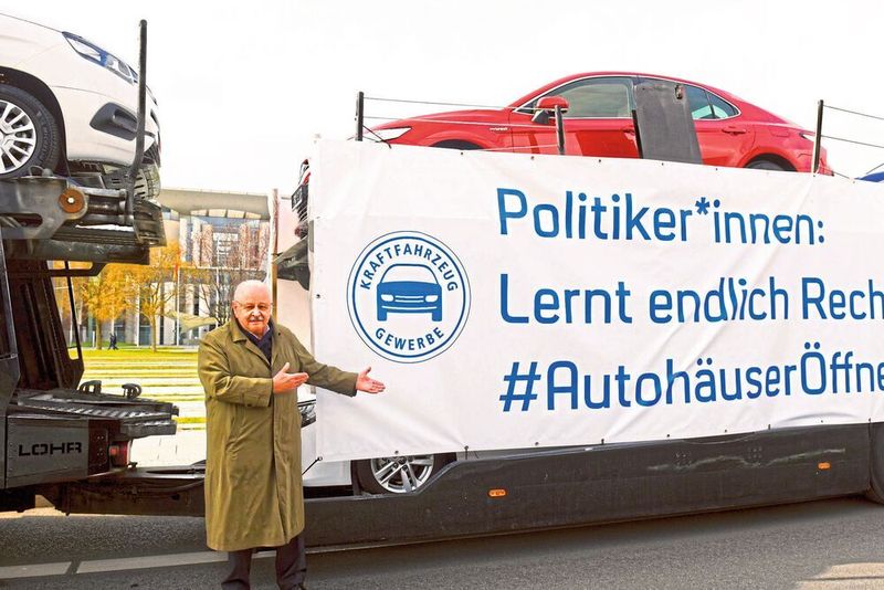 ZDK-Präsident Jürgen Karpinski demonstrierte 2021 mit Autotransportern gegen die Schließungen der Autohäuser vor dem Bundeskanzleramt in Berlin. In der Hauptstadt will der Verband zukünftig deutlich präsenter sein.