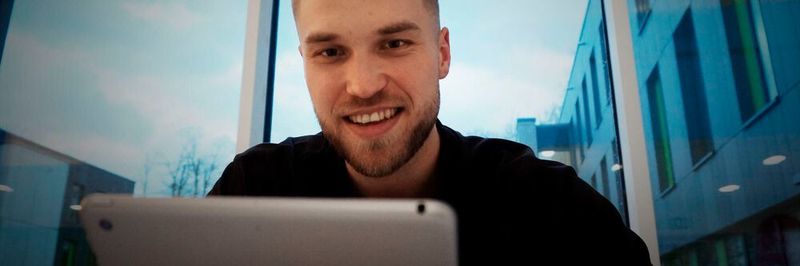 „B2B Marketer setzen nicht mehr jeden Post und jeden Kommentar selbst ab. Vielmehr liegt ihre Aufgabe darin, den Fachexperten rund um das Produkt zu zeigen, wie sie sich selbst als Experten positionieren, relevante Touchpoints zum Kunden aufbauen, mit der Community interagieren, und wertvolle Kontakte knüpfen", erklärt Torben Fangmann.