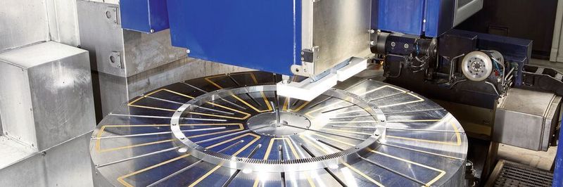 Die VG-1500 enthält sechs gesteuerte Achsen. Vier dieser Achsen sind linear: drei für das Schleifen und eine für die Positionierung und Interpolation des Diamantabrichters. Im Bild: Herstellung einer Hirth Stirnverzahnung.