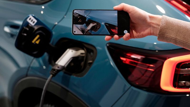 Ein Volvo-Produktexperte berät die Kunden von Dietzenbach aus.