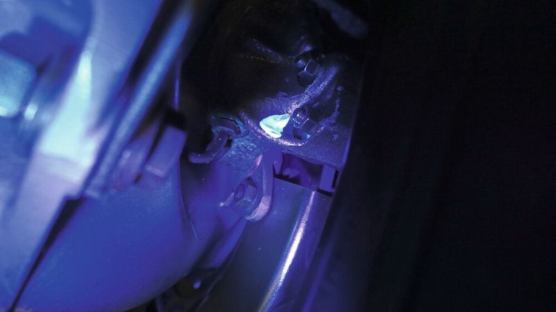 Mit einer handelsüblichen UV-Lampe macht man den UV-Lack sichtbar, der mit zahlreichen, winzig kleinen „Microdots“ versetzt ist und es so ermöglicht, einzelne Fahrzeugteile zu kodieren.