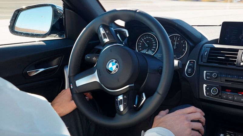 Beim vollautomatisierten Fahren kann der Computer bei bestimmten Anwendungen vollständig die Kontrolle über das Auto übernehmen.