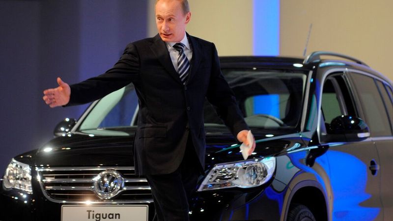 Wladimir Putin bei der Eröffnung des Volkswagen-Werkes im russischen Kaluga 2009.