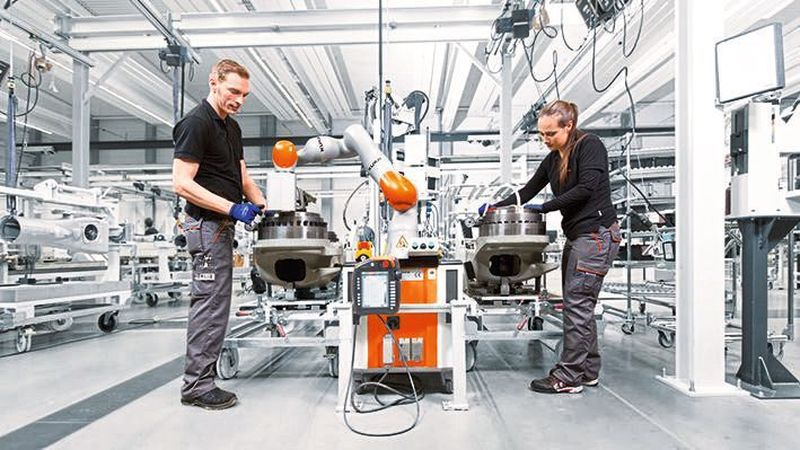 Cobots wie etwa vom Hersteller Kuka können den Anwender bei seiner Tätigkeit direkt und ohne Schutzgitter unterstützen.