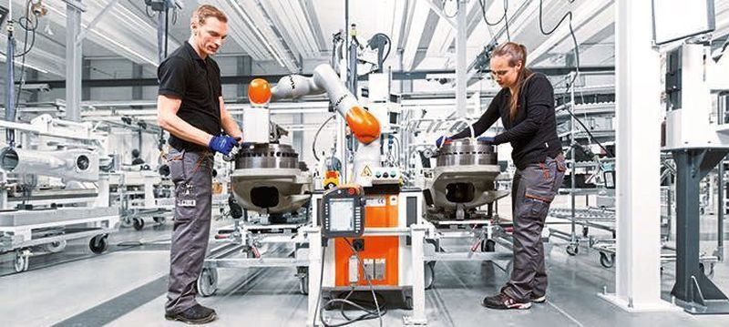 Cobots wie etwa vom Hersteller Kuka können den Anwender bei seiner Tätigkeit direkt und ohne Schutzgitter unterstützen.