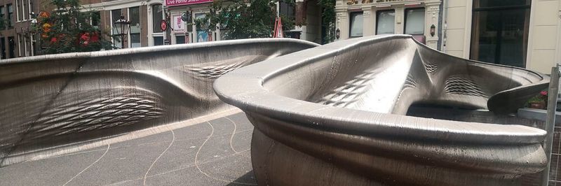 Edelstahl Rostfrei wird nicht nur in der Industrie und der Medizintechnik gedruckt. Wie die erste 3D-gedruckte Stahlbrücke in Amsterdam zeigt, sind auch Anwendungen in der Bauindustrie möglich.