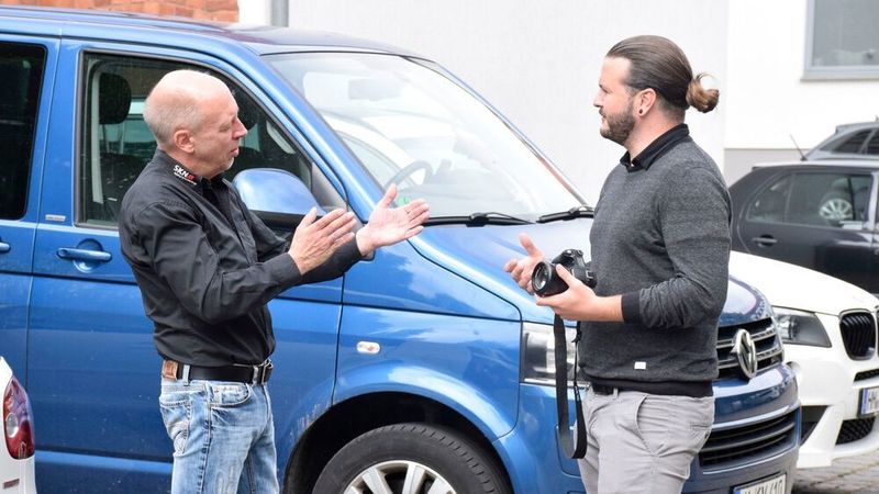 Selbstständige Recherche in der Kfz-Branche gehört zu den Ausbildungsinhalten des Volontariats.