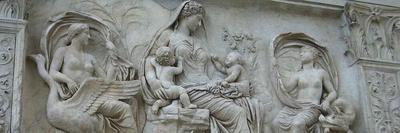 Die römische Göttin Tellus war die Gottheit der nährenden Erde, hier, an der Ara Pacis Augustae, dargestellt zwischen den Allegorien der Land- und Meerwinde.