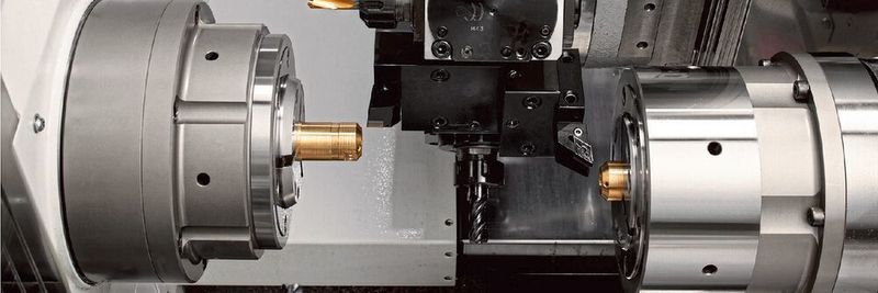Die beiden mit Y-Achse ausgerüsteten Revolver und der durch Haupt- und Abgreifspindel gebildete mechanische Aufbau reduzieren Zykluszeiten, da durch diese Konfiguration die Hochleistungszerspanung – wie Simultanbearbeitung für überlagerte und ähnliche Arten der Bearbeitung – möglich werden.