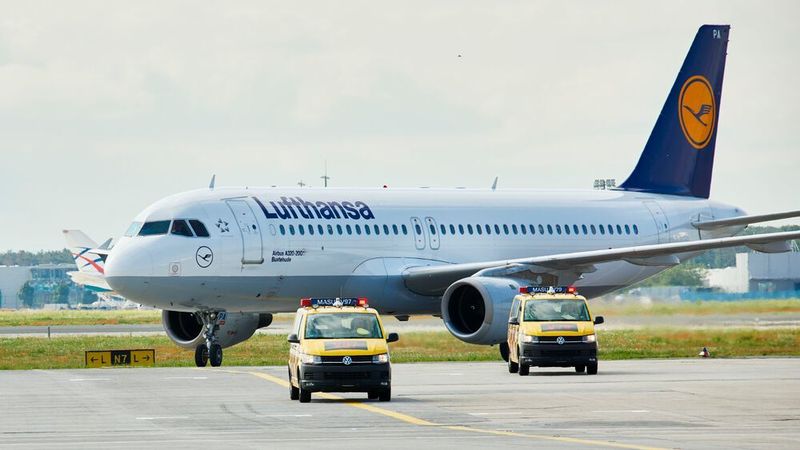 Bereits seit Samstagabend meidet die Lufthansa den russischen Luftraum und plant nun, ihre Flüge über Fernost umzuleiten.