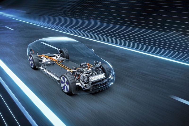 Die Rolle des Mercedes EQS als Technologieträger geht weit über das elektrische Fahren hinaus. Die Modelle sollen auf der Autobahn automatisiert fahren können.