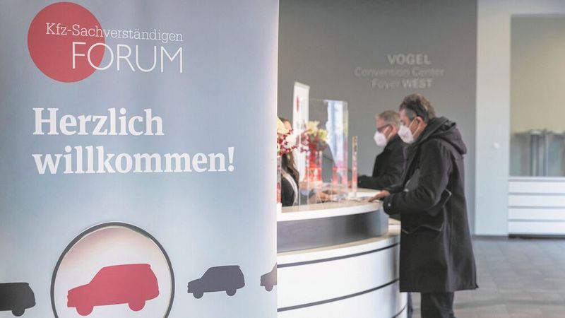 Mensch oder Maschine – wer gibt künftig den Ton beim Gutachten an? Das Kfz-Sachverständigen Forum liefert Antworten.
