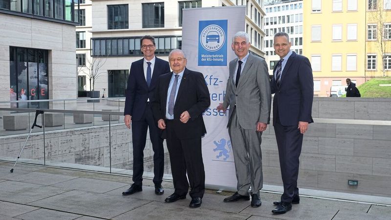 Die Jahresbilanz für das Kfz-Gewerbe Hessen legte der Vorstand diesmal wieder nur digital vor: (v. l.) Geschäftsführer Joachim Kuhn, Präsident Jürgen Karpinski, Vizepräsident Michael Kraft und Pressesprecher Roger Seidl.