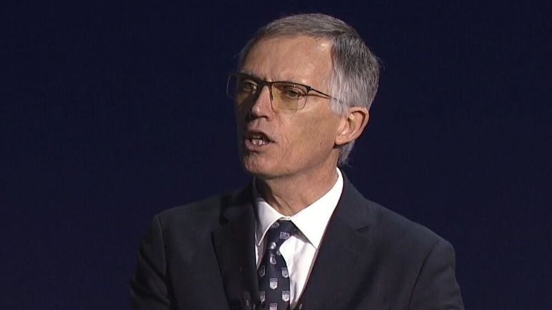 Zu Beginn seiner Präsentation verurteilte Carlos Tavares die Gewalt in der Ukraine: „Stellantis trägt die Sanktionsentscheidungen mit – was auch immer das für Konsequenzen hat.“